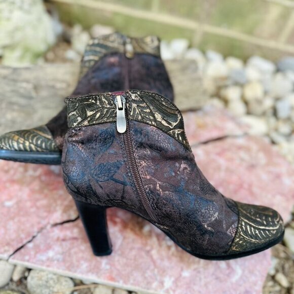 L'Artiste by Spring Step Sz 36/5.5 US Lidia Brown/Gold Embossed Heels Ankle Boot - Picture 3 of 9